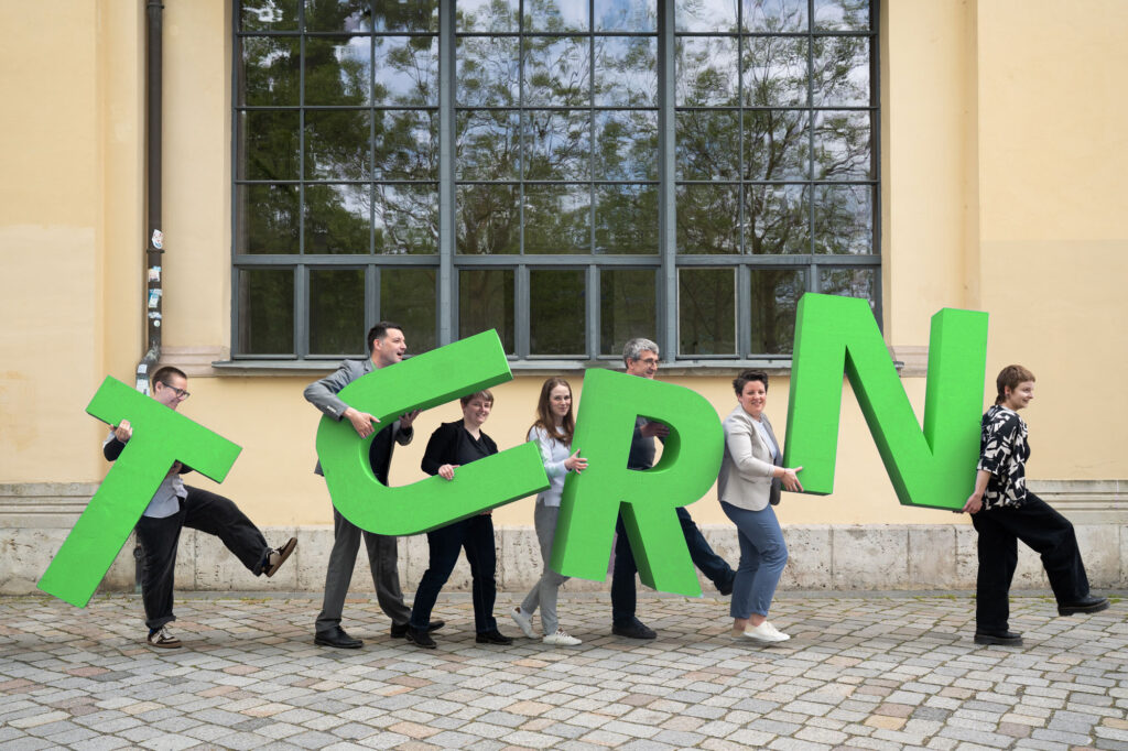 TURN26-Team trägt die TURN Buchstaben weg